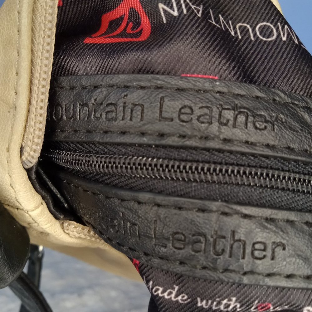 Stone Mountain Cross Body Bag - Picture 9 of 10